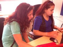 Melike en Dilara werken aan een PowerPoint.